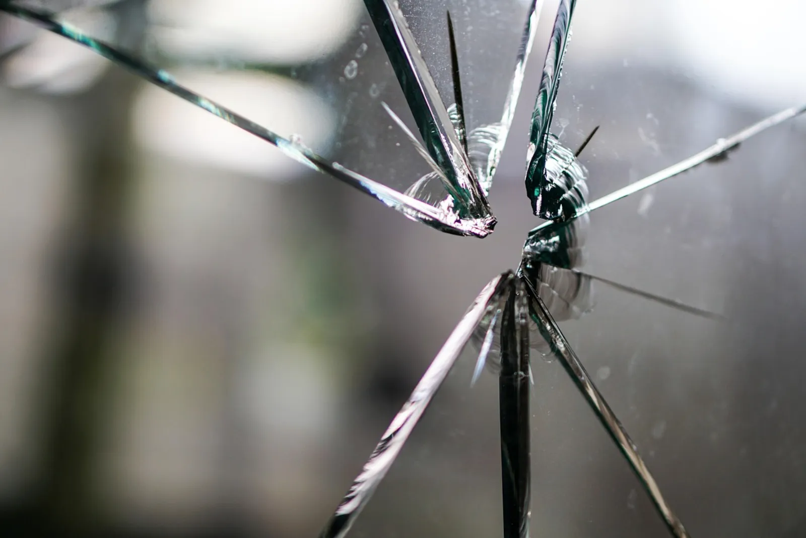 Glaser sichert eine zerbrochene Fensterscheibe im Notdienst ab
