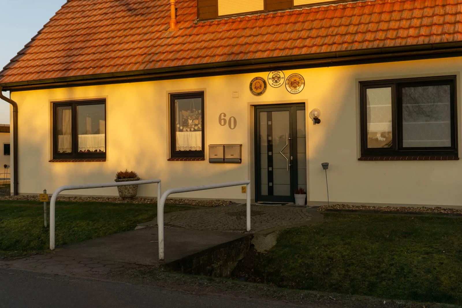 Moderne Haustür mit Glaseinsatz an einem Wohnhaus
